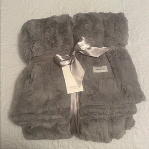 Saranoni Gray XL Lush Throw